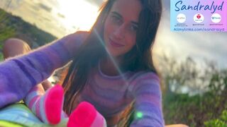 Chica sexy te hace mamada usando los pues en calcetines al atardecer