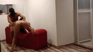 بعد يوم من العمل يأخذني مديري إلى الفندق ويمارس الجنس معي بشكل لا يصدق، كيف أحب أن أكون على أربع وأش