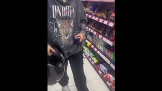 Me encontre una amiga del colegio y la invite a follar y termine con mi leche en su coño