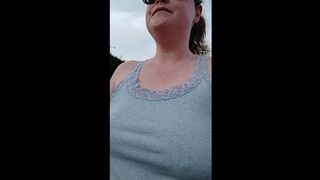 Ta petite amie te flash alors qu'elle se balade dans la rue