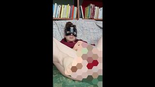 Mia cugina s'infila così tante cose nei buchi, perché lo sa si essere troia