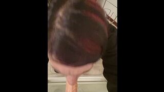 Giving мой фаллоимитатор делает минет